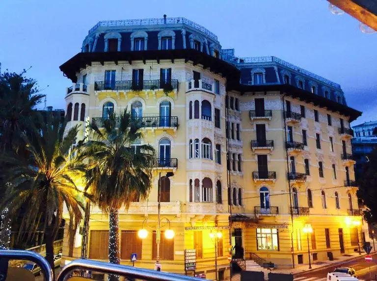 Lolli Palace Hotel illuminato al tramonto