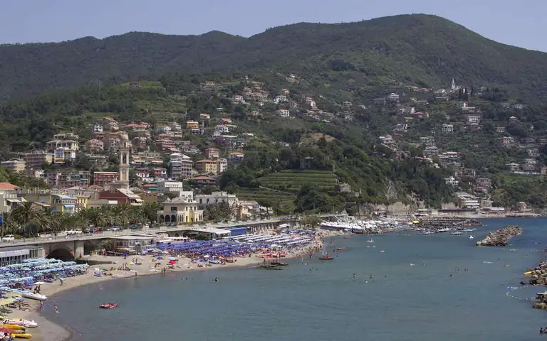 Spiaggia e baia di Moneglia