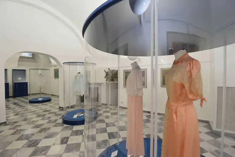Abiti e merletti esposti al Museo del Merletto di Rapallo