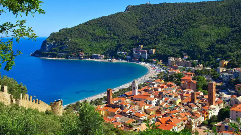 Baia di Noli e il borgo visti dall'alto