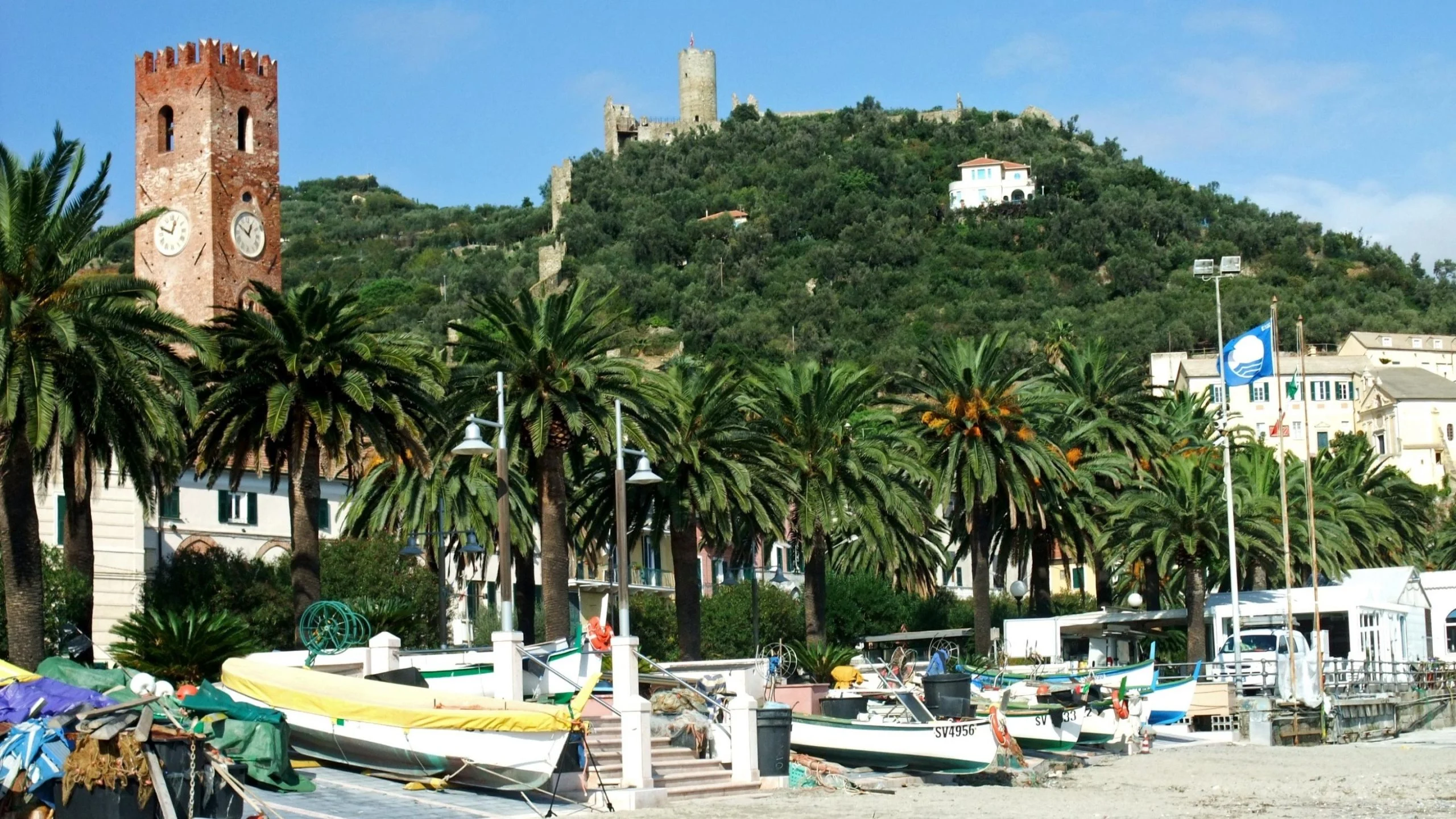 Torri medievali e palme sul lungomare di Noli