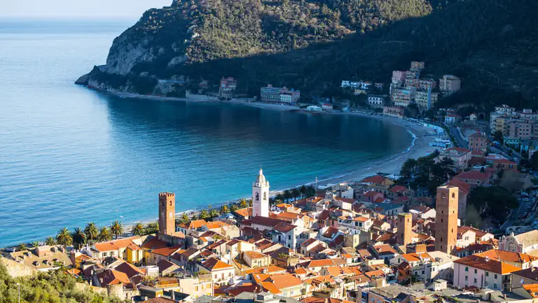 Tetti di Noli e golfo visti dall'alto