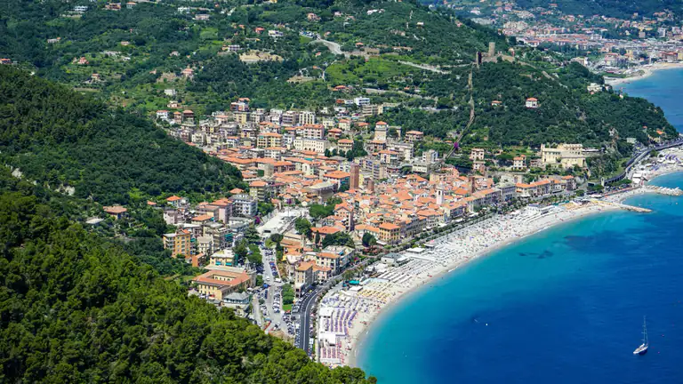 Spiaggia e borgo di Noli dalla collina