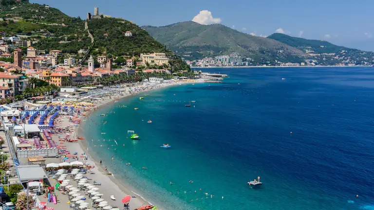 Spiaggia di Noli con gli ombrelloni vista dall'alto