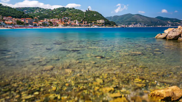 Fondale trasparente e costa di Noli