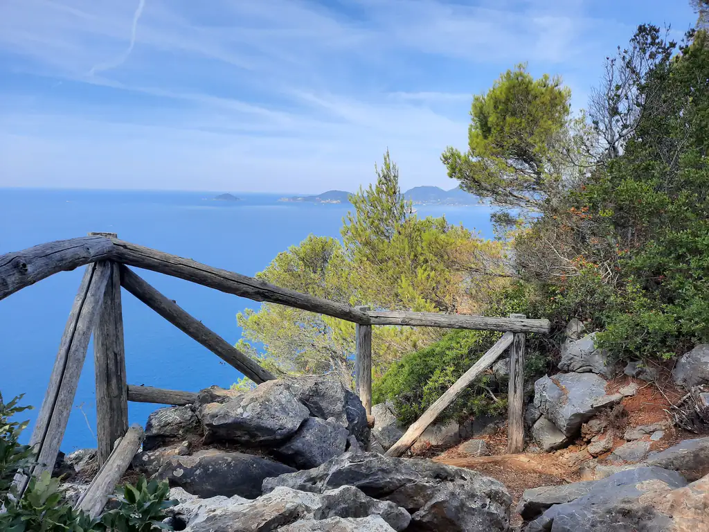 Holzzaun und Meerblick im Naturpark Montemarcello-Magra
