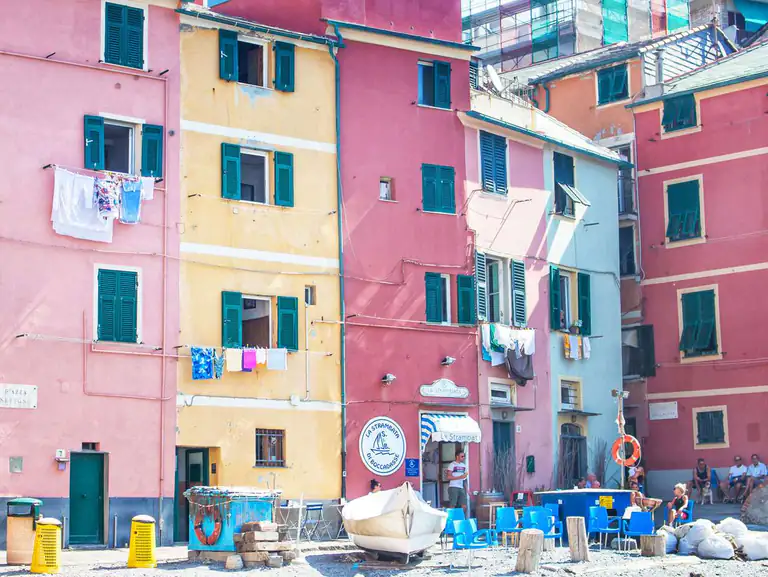 Piazza Nettuno e le case colorate di Boccadasse