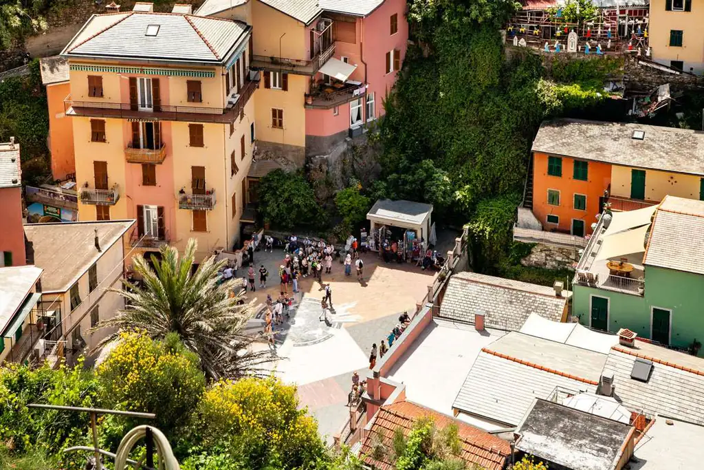 Piazza principale di Manarola vista dall'alto