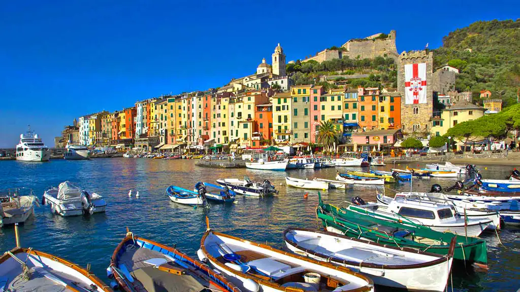 Portovenere con le case colorate e le barche