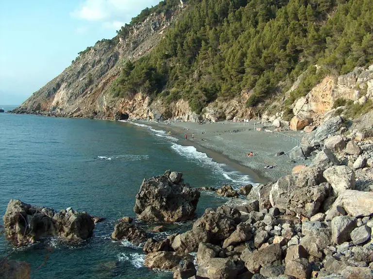 Spiaggia di Punta Corvo tra la scogliera e il mare