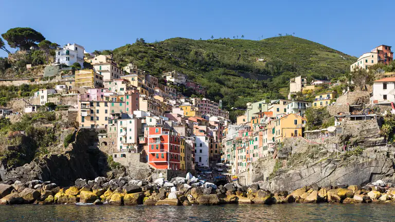 Riomaggiore und das Meer von einem Aussichtspunkt