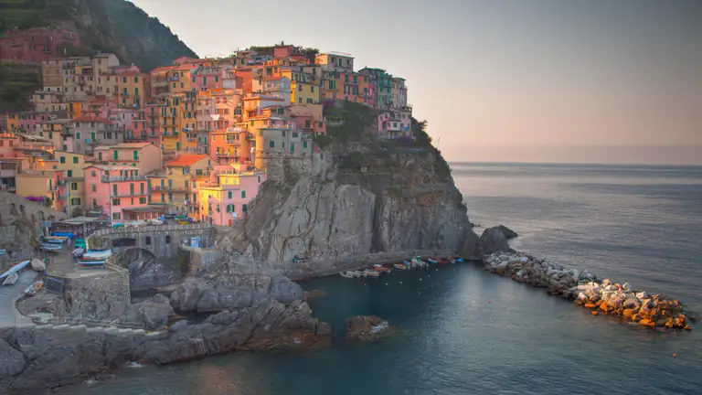 Manarola sulla scogliera al crepuscolo