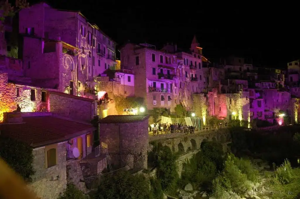 Rocchetta Nervina illuminata di notte durante la festa delle fiabe