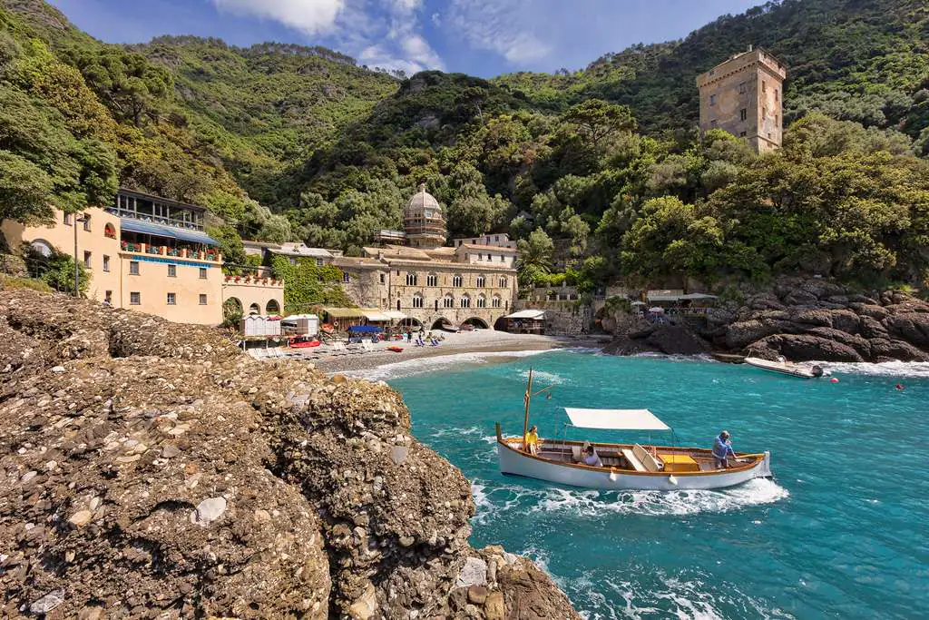 Baia di San Fruttuoso con l'abbazia e il battello