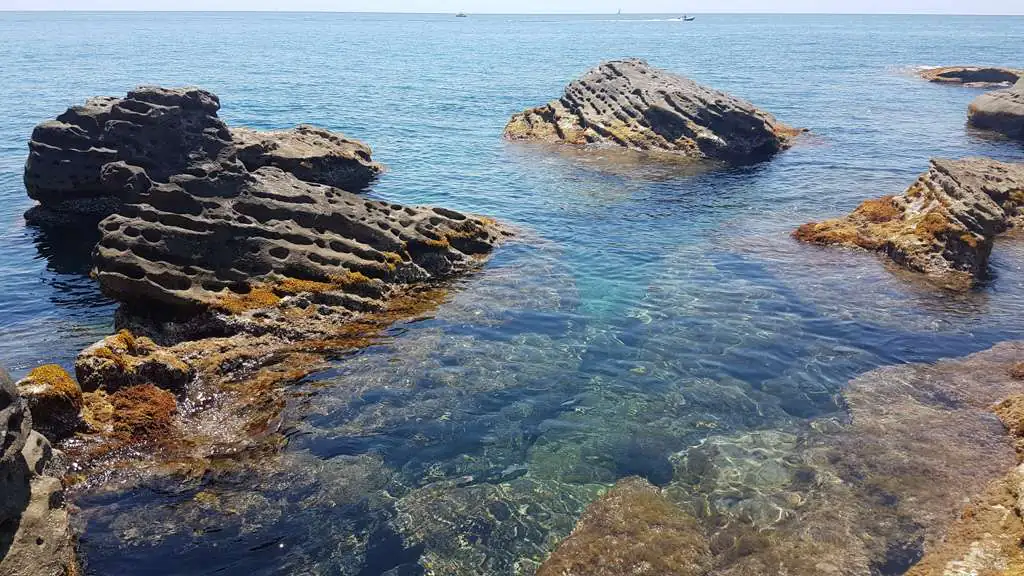 Scogli e mare limpido di Sant'Ampelio a Bordighera