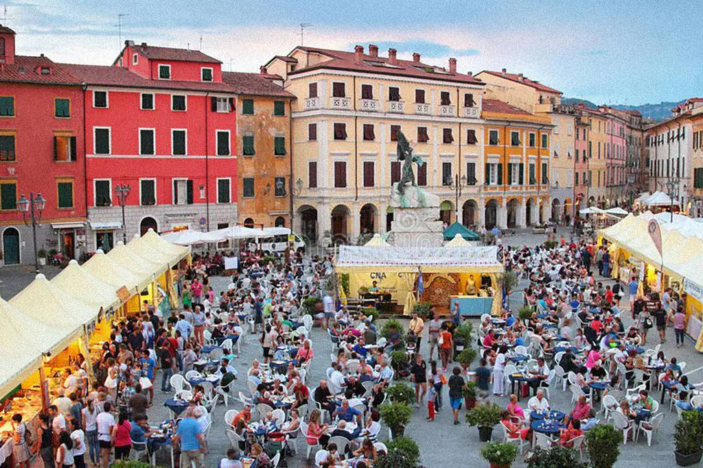 Piazza di Sarzana affollata durante una festa