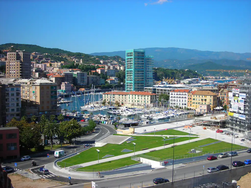 Savona e il porto visti dall'alto