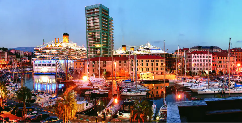 Port de Savone illuminé le soir