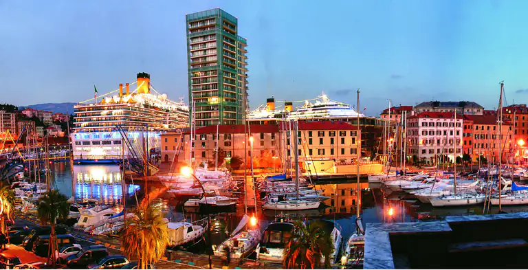 Porto di Savona illuminato di sera
