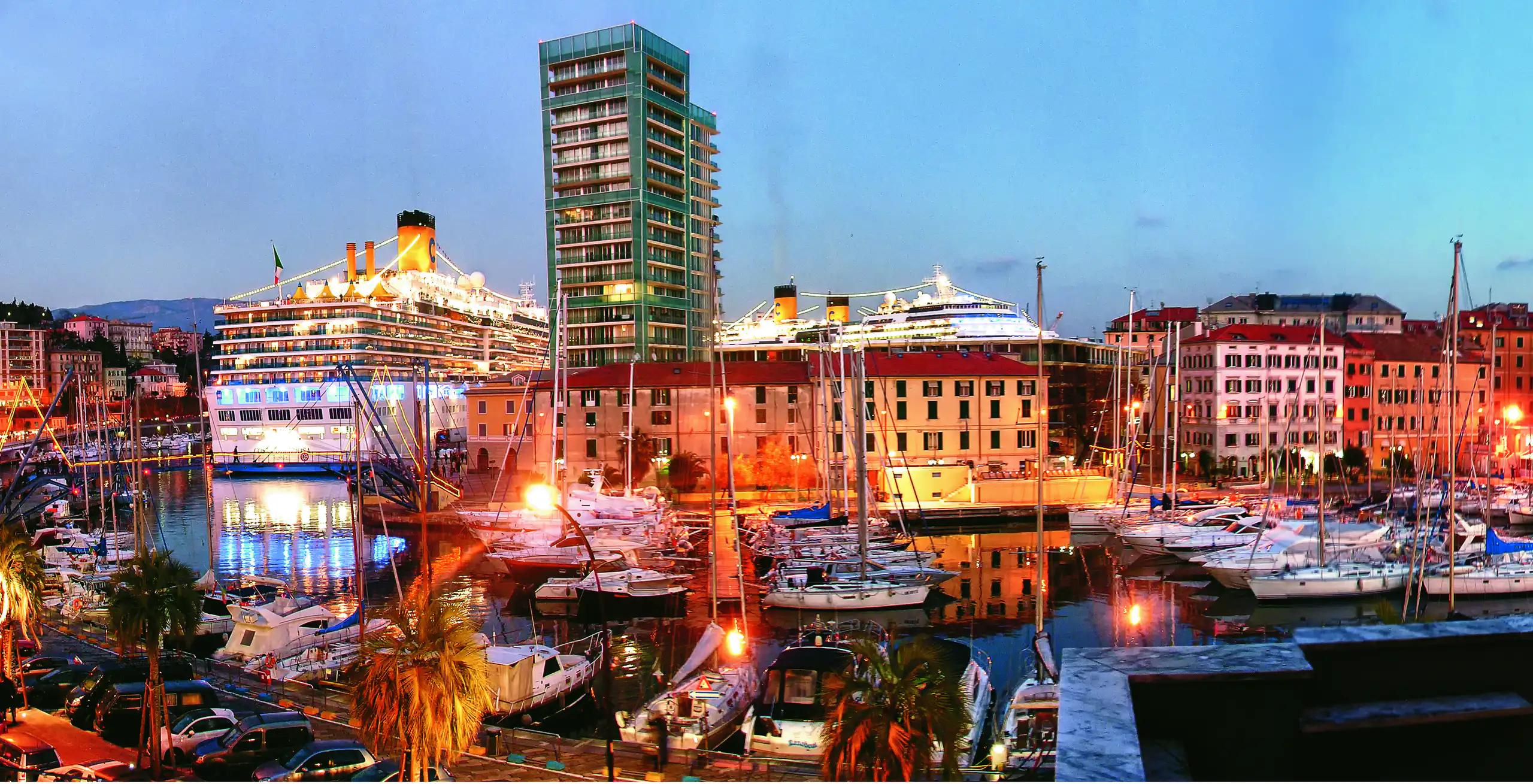 Porto di Savona illuminato di sera