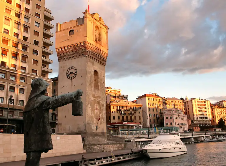 Torre Leon Pancaldo e statua sul porto di Savona