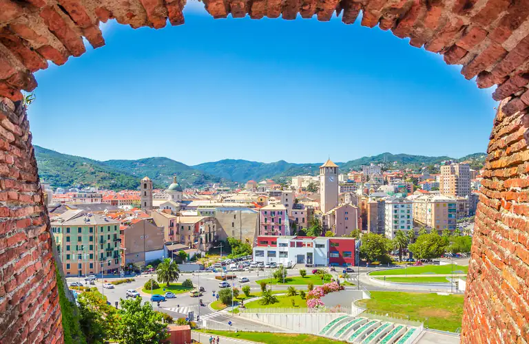 Savona vista da un arco in mattoni del Priamar