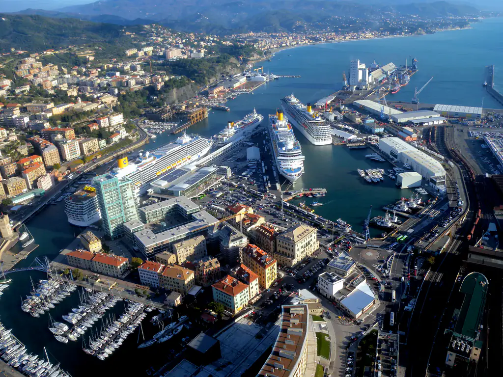 Porto di Savona e terminal crociere dall'alto