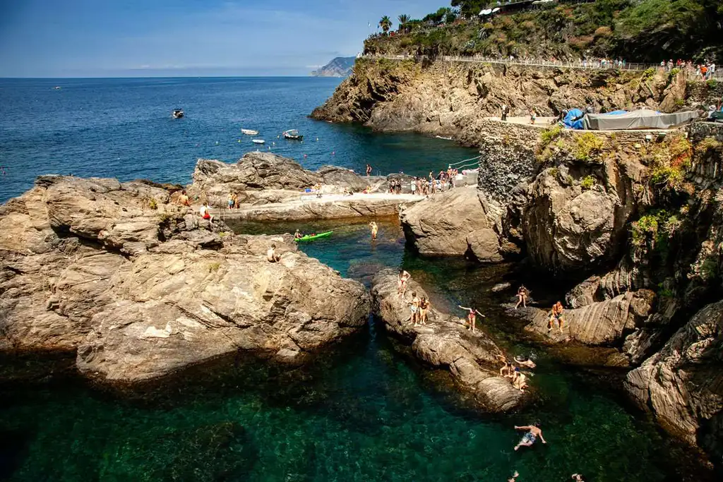 Scogli per i tuffi nel centro di Manarola