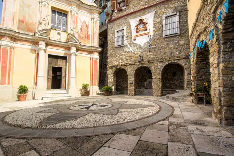 Piazza con pavimento a mosaico nel borgo di Seborga
