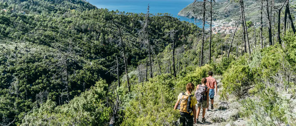 Escursionisti sul sentiero da Levanto a Monterosso