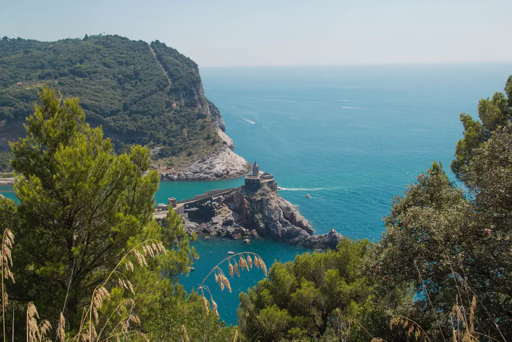 Scogliera e mare sul sentiero da Riomaggiore a Portovenere