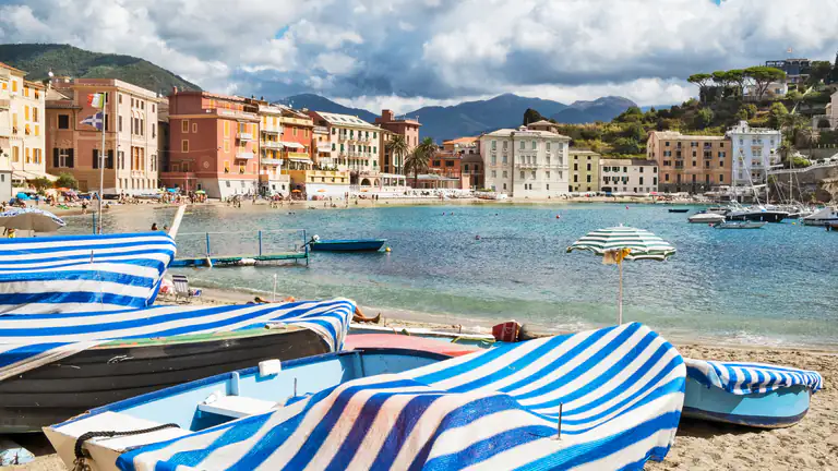 Gozzi e case colorate nella Baia del Silenzio