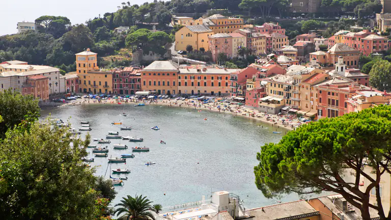 Baia del Silenzio vista tra i pini a Sestri Levante