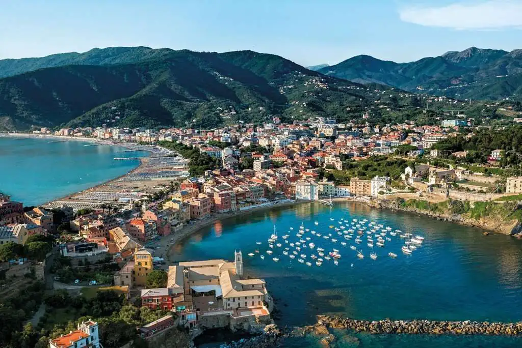 Sestri Levante e le sue due baie viste dall'alto