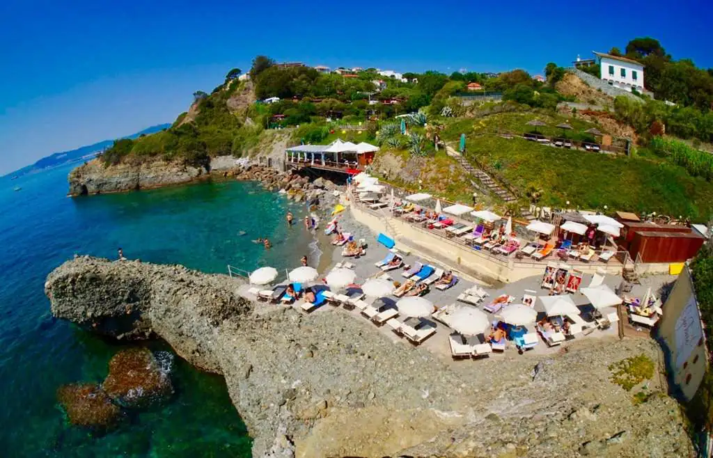 Spiaggia della Torre con lo stabilimento sul mare