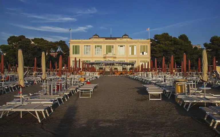 Spiaggia attrezzata della Suite Hotel Nettuno a Sestri Levante