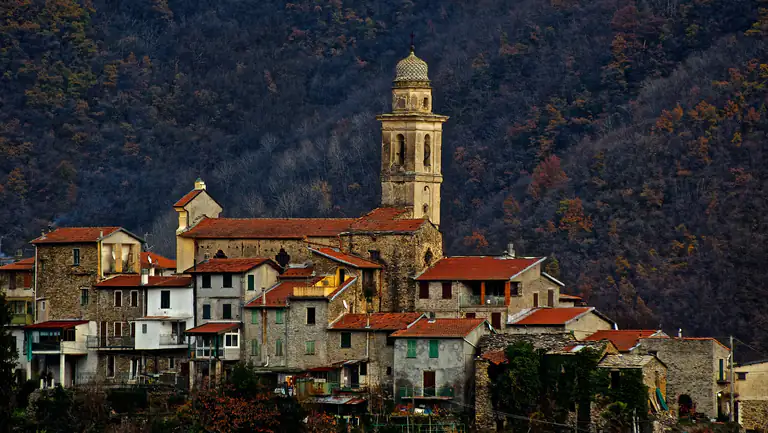 Triora con la collegiata al crepuscolo