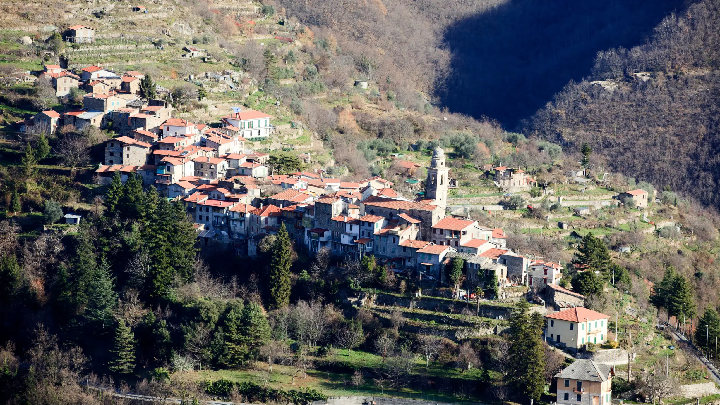 Triora arroccata sul fianco della montagna