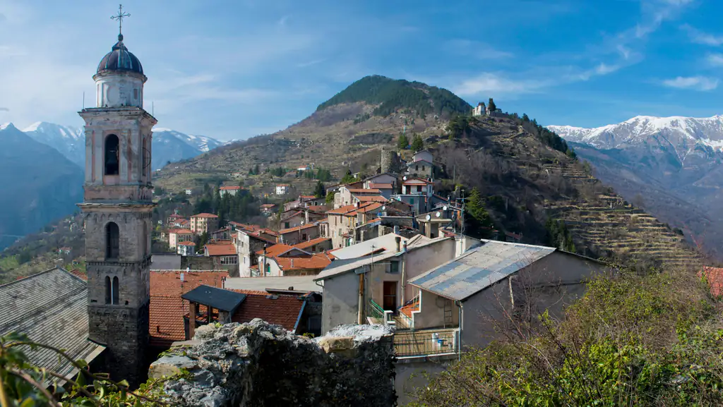 Campanile e tetti di Triora con le Alpi Liguri