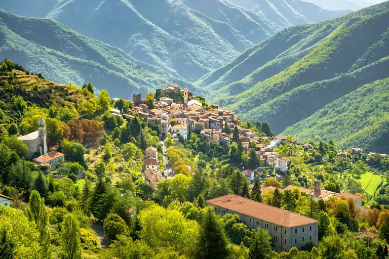 Panorama di Triora tra le montagne verdi