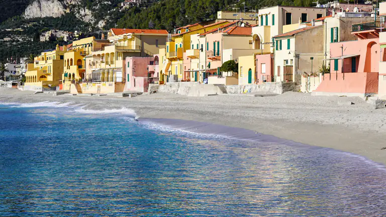 Case colorate sulla spiaggia di Varigotti