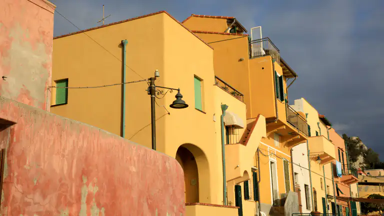 Case color pastello del borgo saraceno di Varigotti