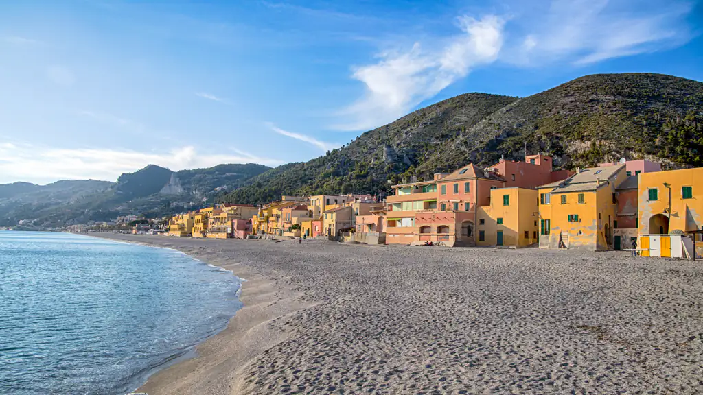 Spiaggia e borgo di Varigotti con le colline