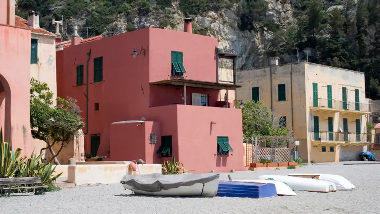 Case colorate e barche nel borgo di Varigotti