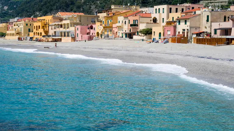 Mare trasparente e case sulla spiaggia di Varigotti