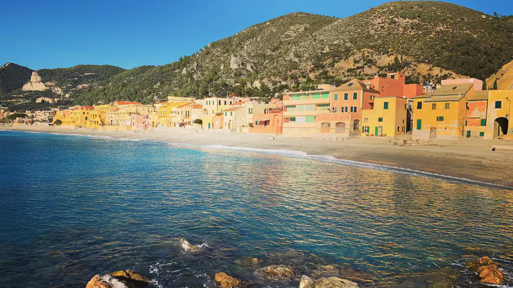 Baia di Varigotti con le case colorate