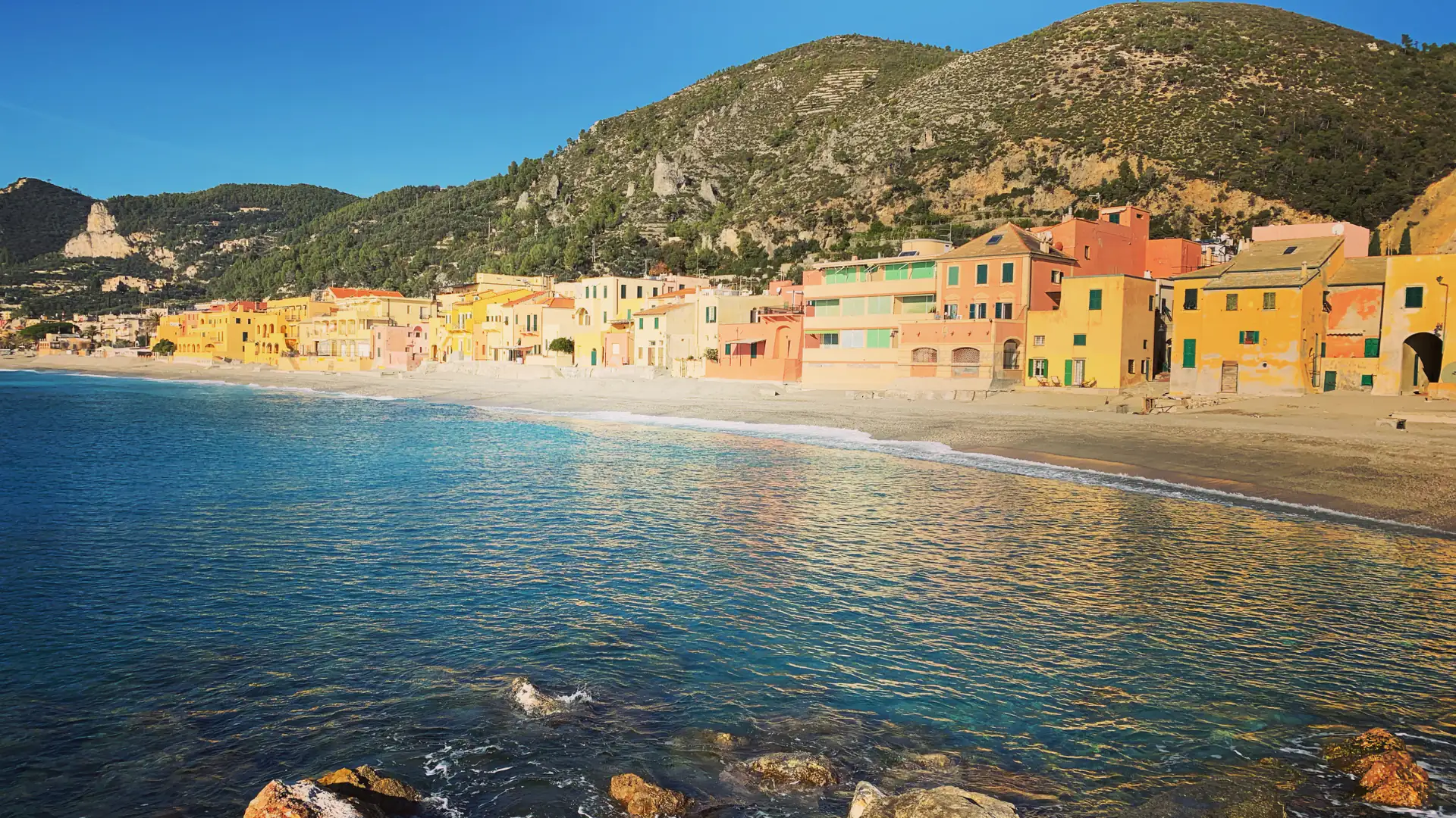 Baia di Varigotti con le case colorate