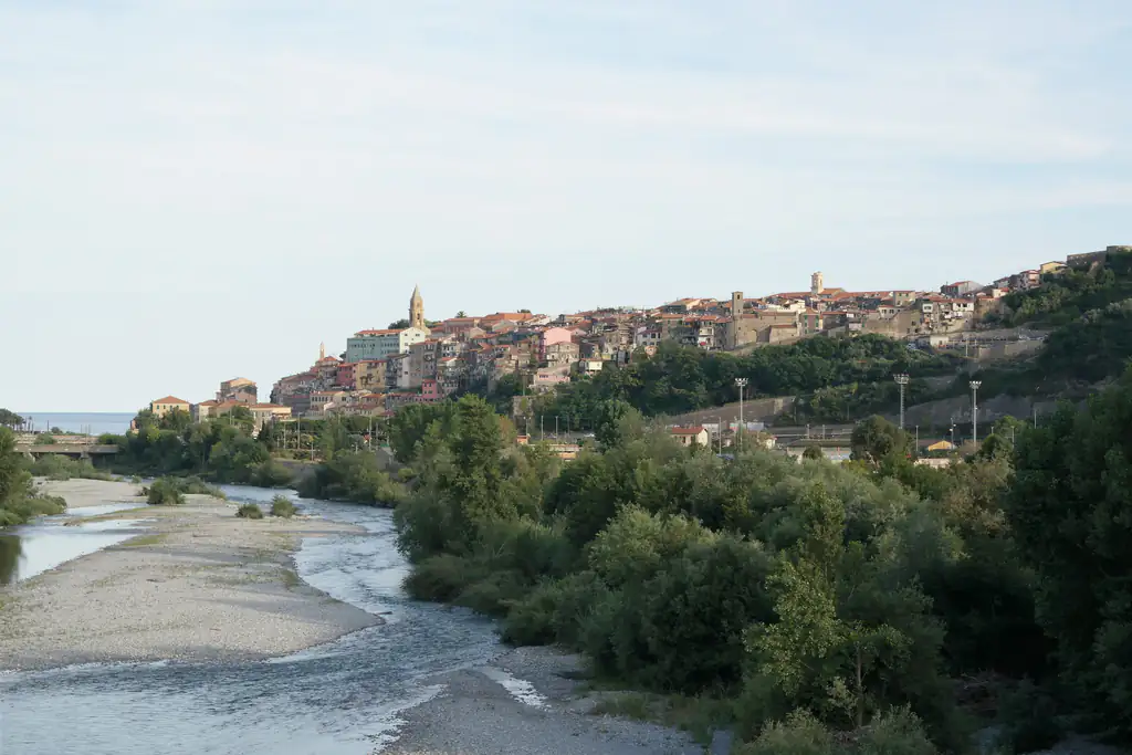 Ventimiglia Alta vista dalla foce del Roja