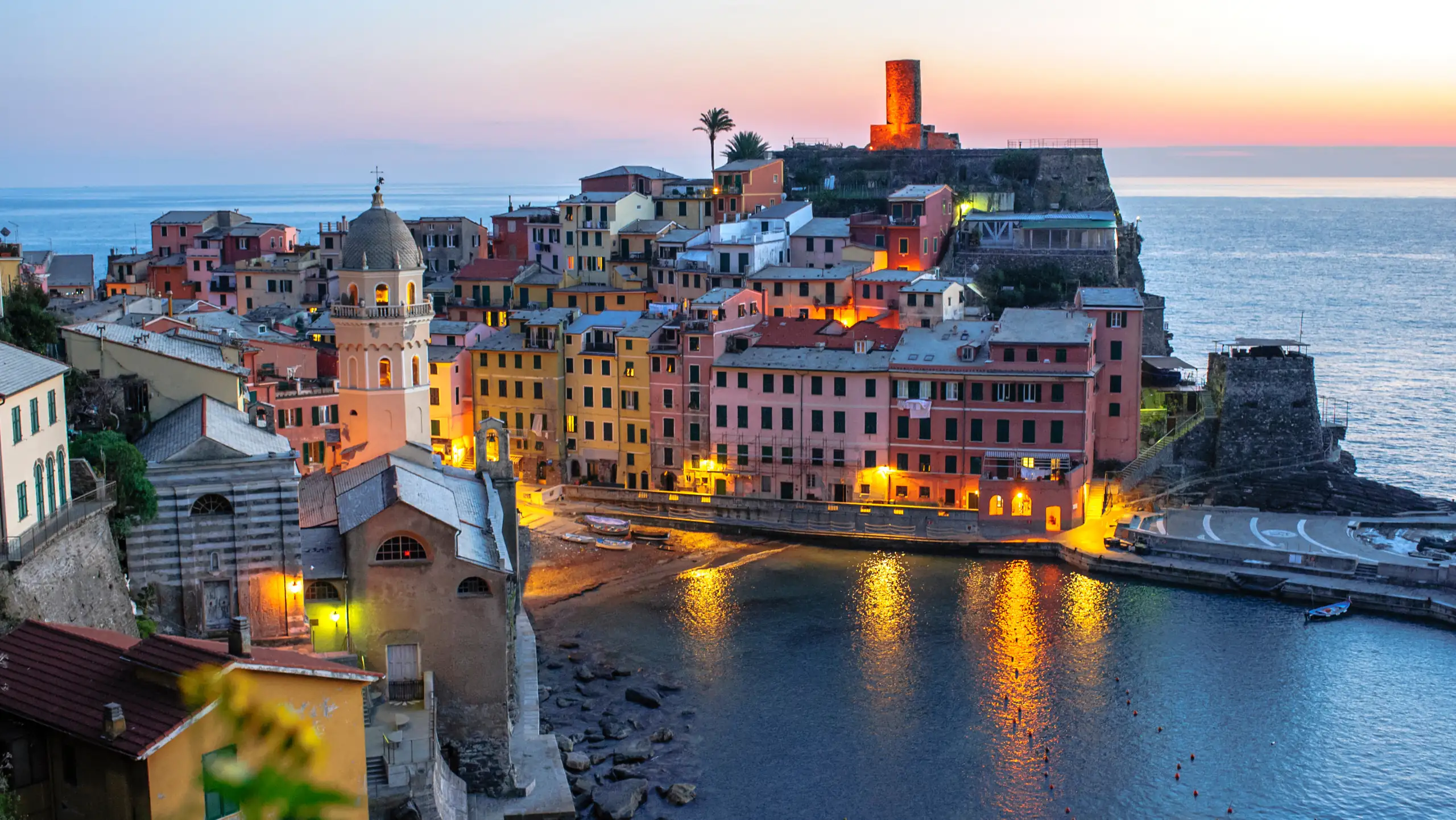 Vernazza al tramonto con le luci del borgo