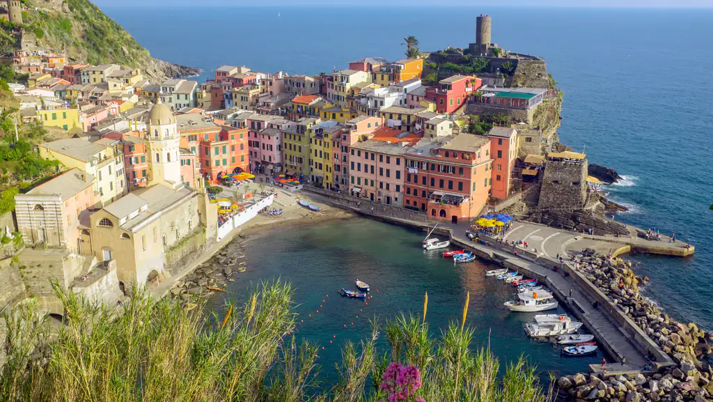 Vernazza und seine Bucht vom Wanderweg aus